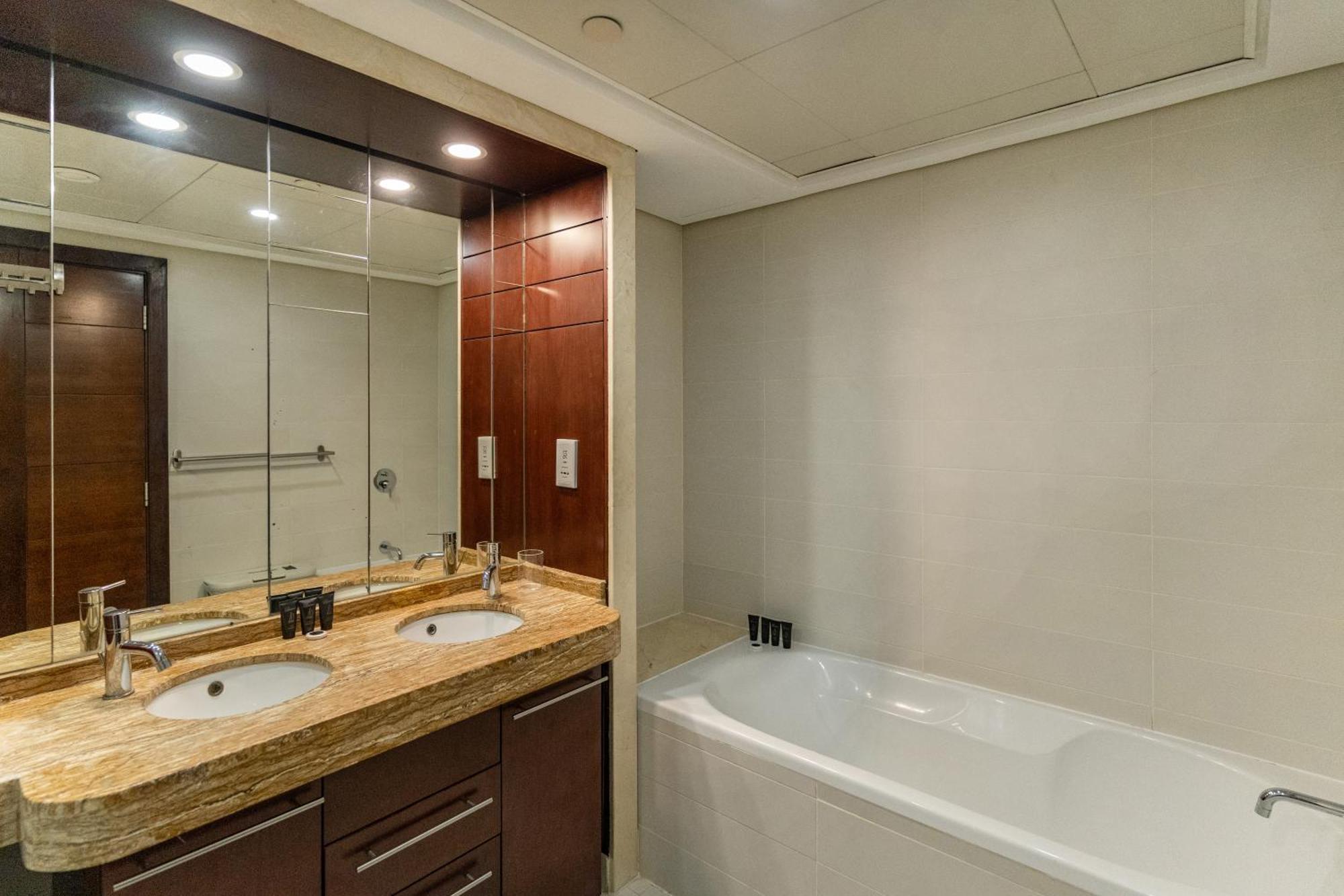 Chic 2Br Apartment, Prime Location Near Dubai Mall - Allsopp&Allsopp Exterior photo